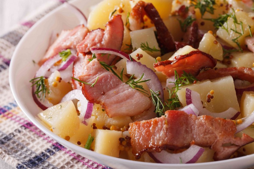 Салат с картофелем беконом и луком
