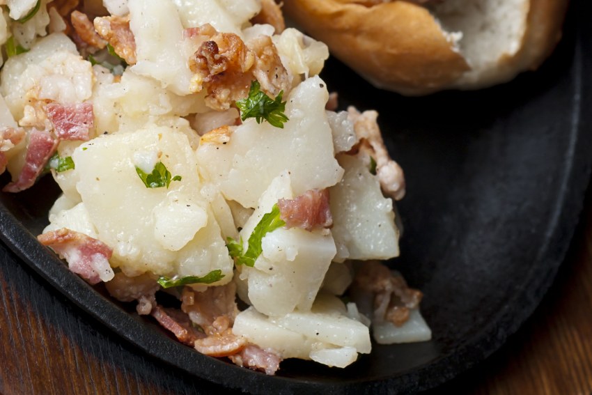 Картофельный салат с яйцом и беконом