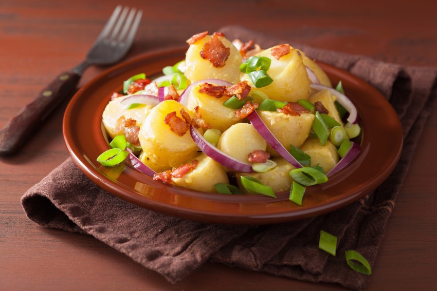 Салат с колбасками и картофелем