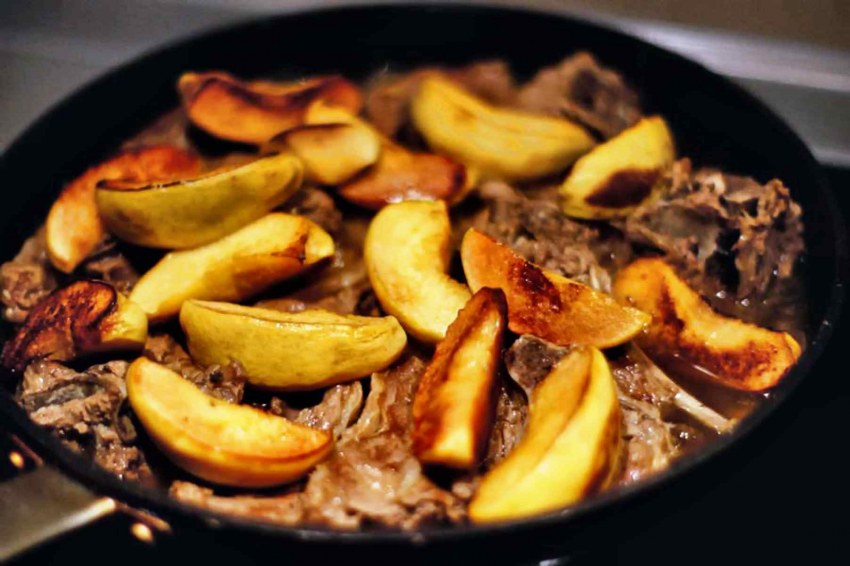 Тушеная айва с мясом