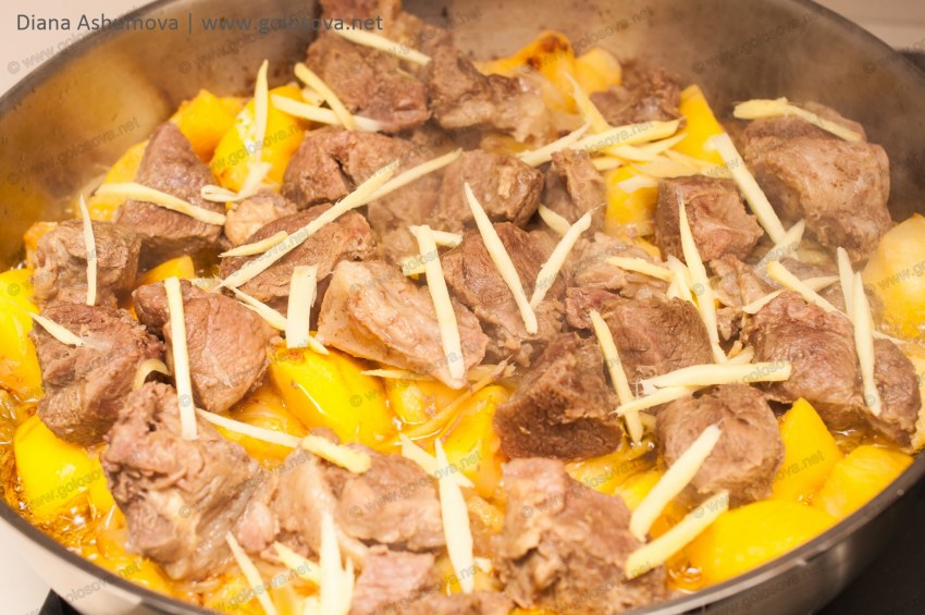 Мясо с айвой в духовке