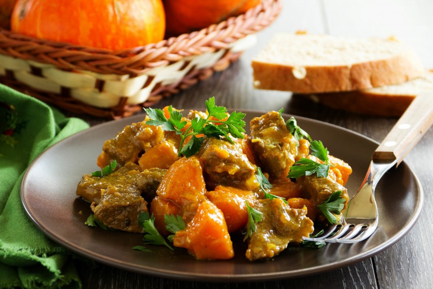 Тушеная курица с айвой