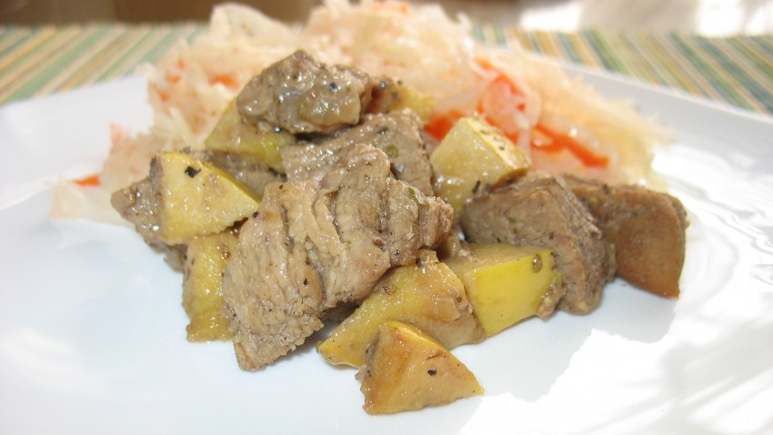 Мясо с айвой в духовке