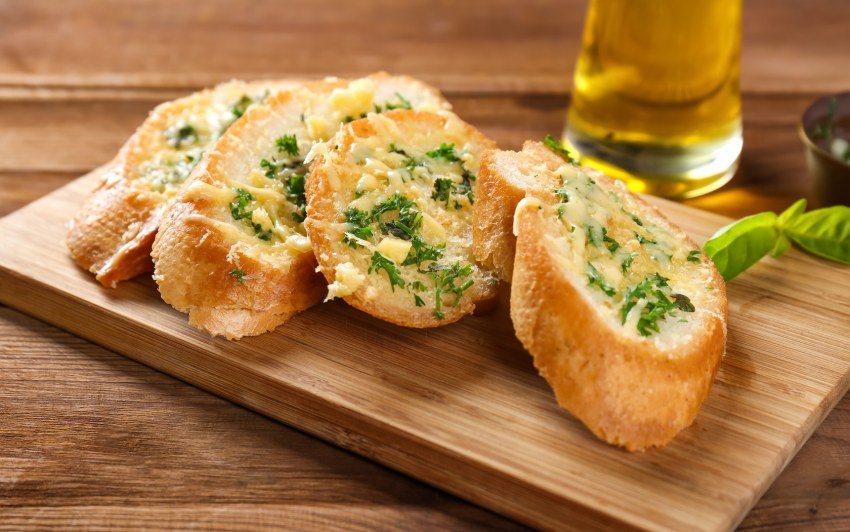 Батон с сыром , помидорами чесноком в духовке