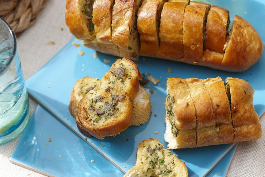 Сыр с белой корочкой и батоном в духовке