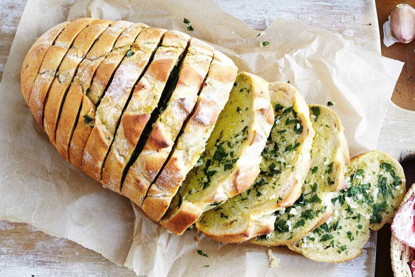 Чесночный багет с сыром