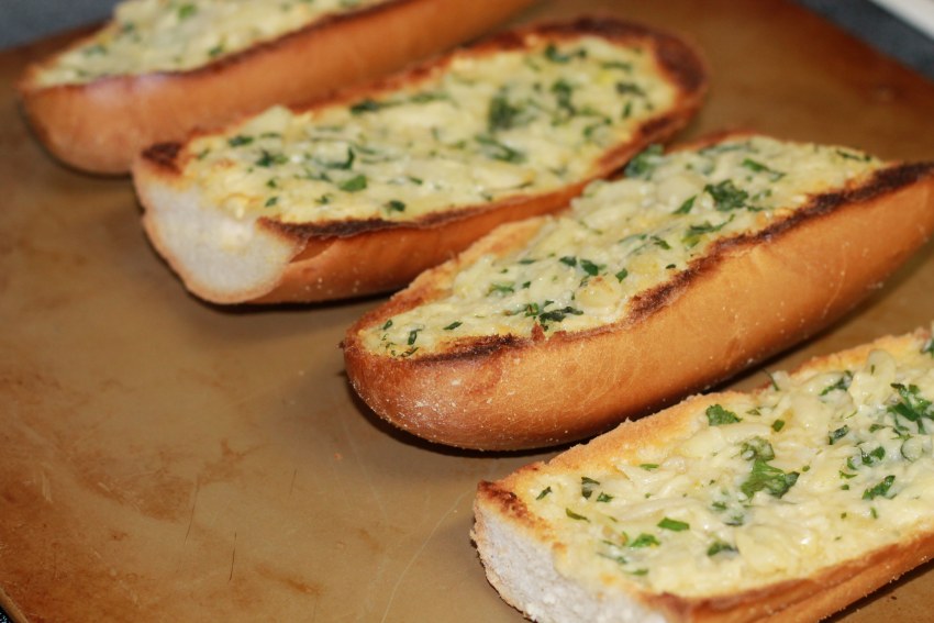 Батон с маслом и чесноком
