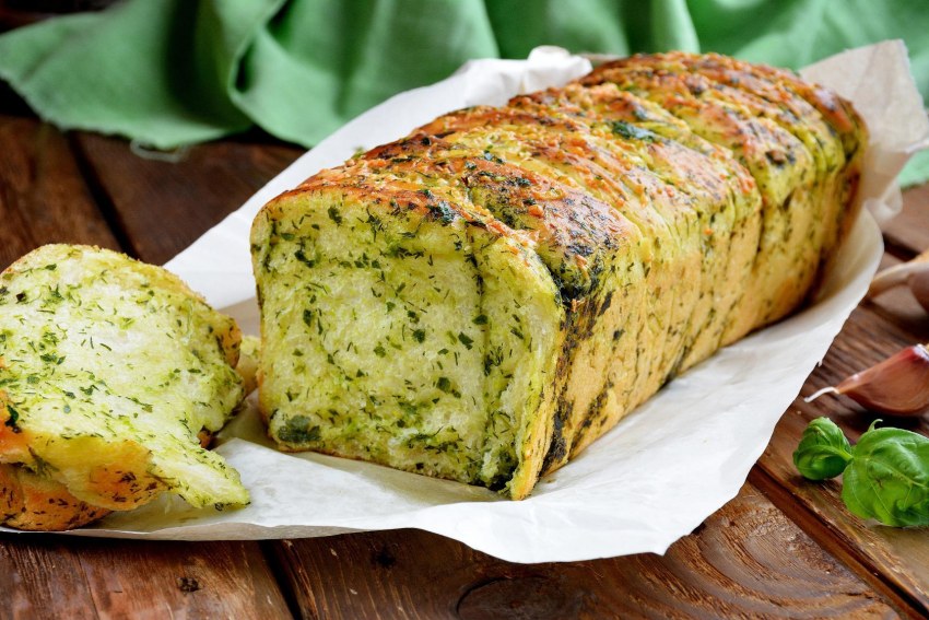 Батон с сыром и зеленью