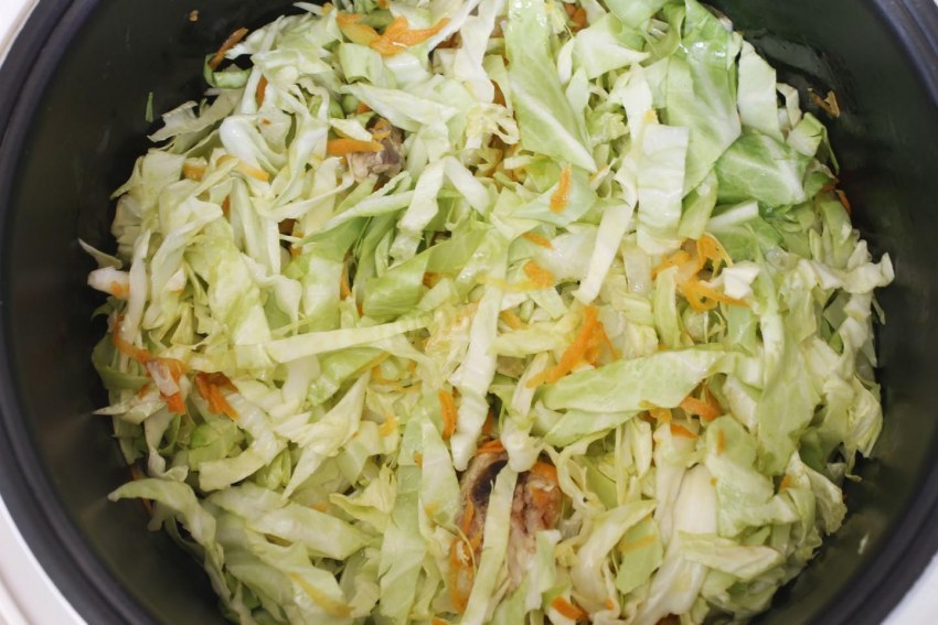 Капуста тушёная с курицей в духовке