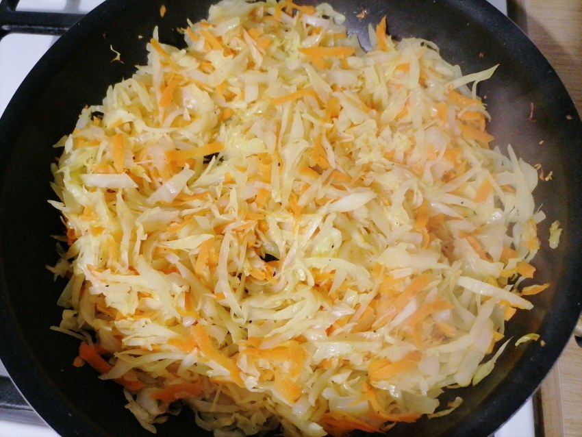 Тушенная капуста с солёной рыбой