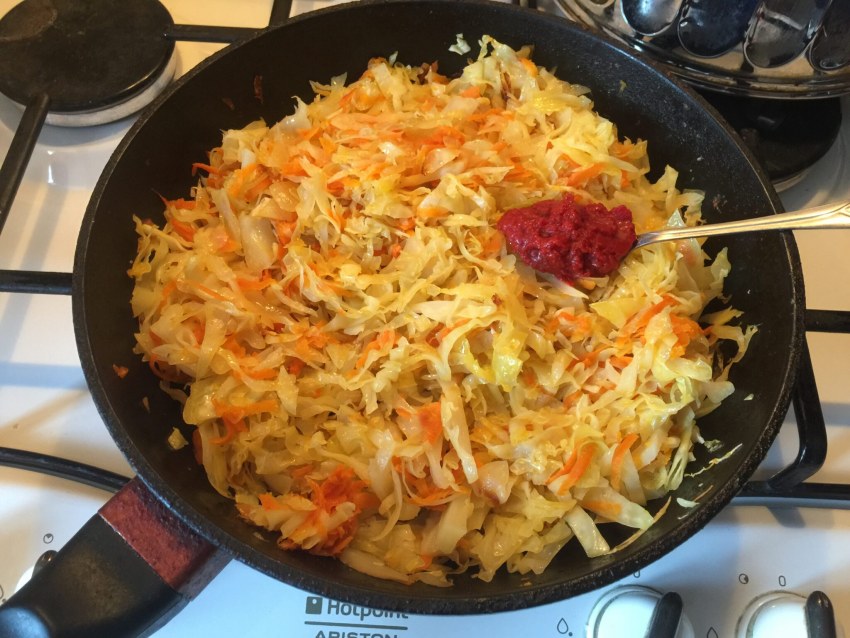 Жареная капуста на сковороде с морковкой луком