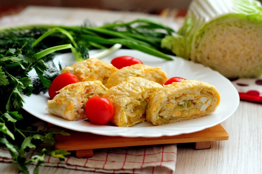 Рулет из лаваша с капустой и яйцом