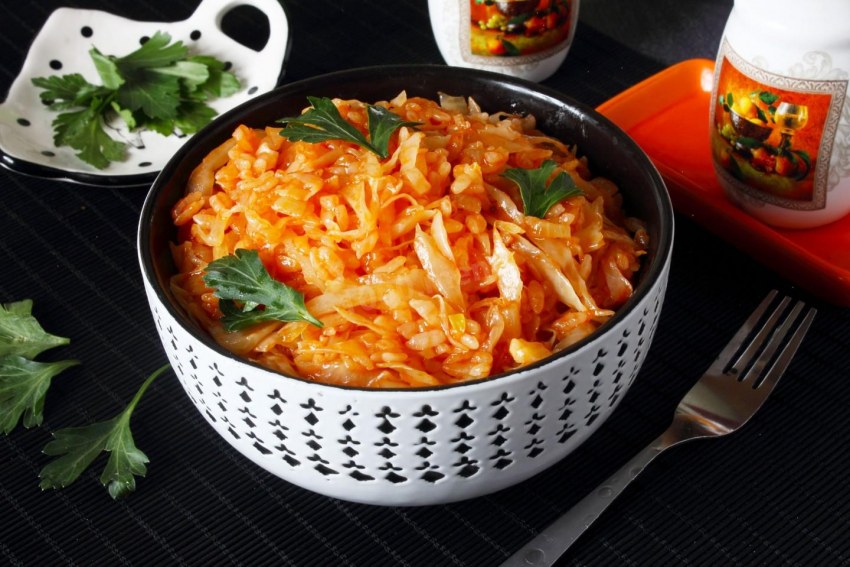 Вареный бекон с капустой