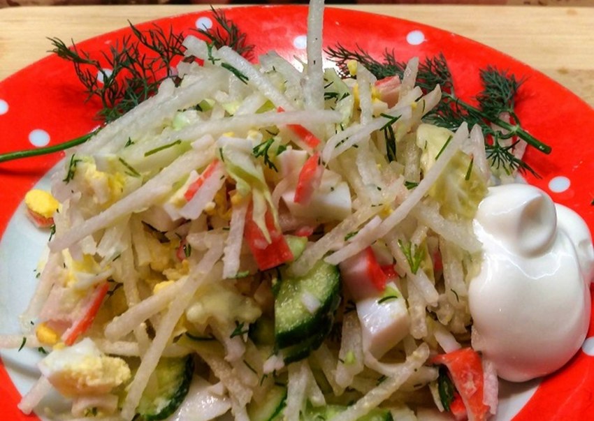 Салат с дайконом и огурцом