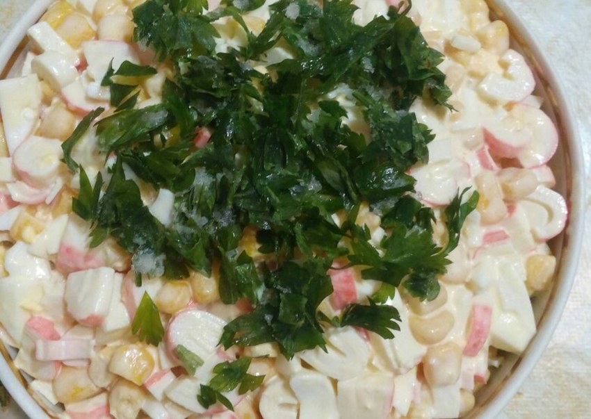 Салат из крабовых палочек с кукурузой