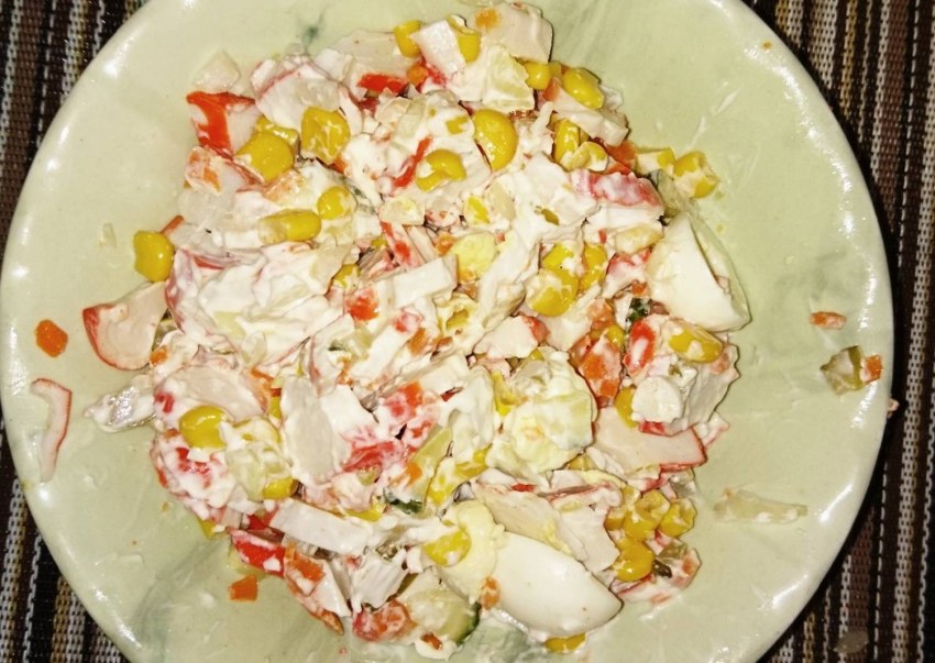 Праздничные салат с крабовыми палочками