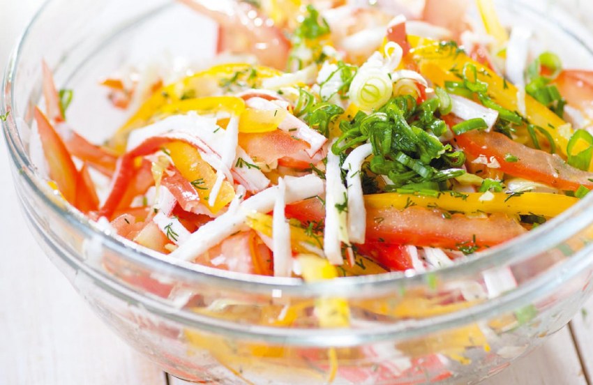 Салат с креветками и крабовыми палочками и кукурузой