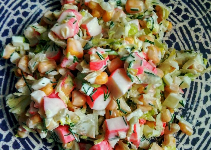 Салат с кальмарами и крабовыми палочками и кукурузой