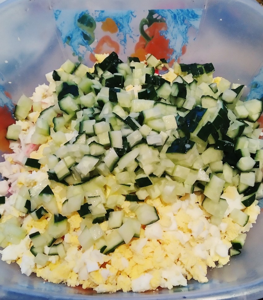 Салат с крабовыми палочками и сыром