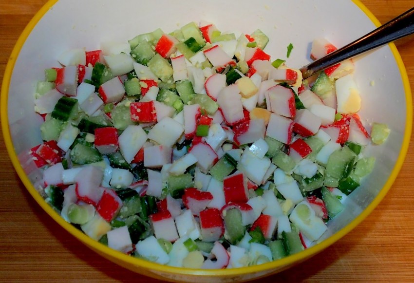 Салат с крабовыми палочками и укропом
