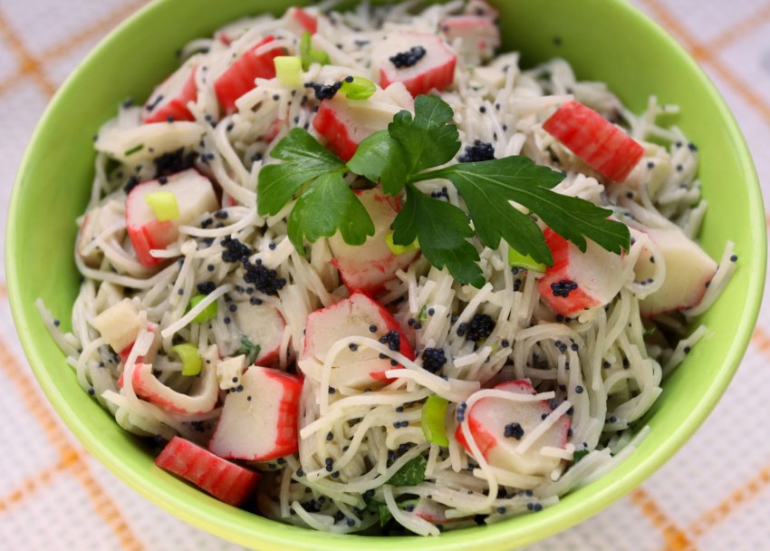 Салат с крабовыми палочками и пекинской капустой