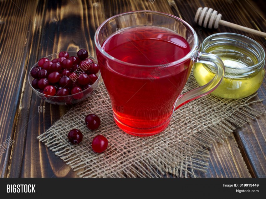 Чай со смородиной в чайнике