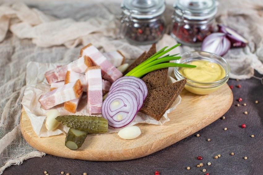 Сало с чесночными гренками