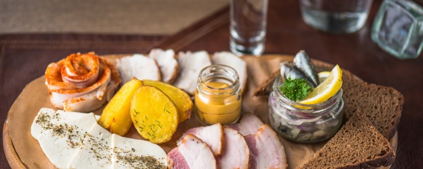 Канапе с перепелиными яйцами и черри