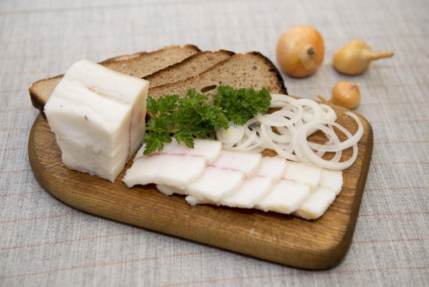 Канапе с беконом и корнишоном
