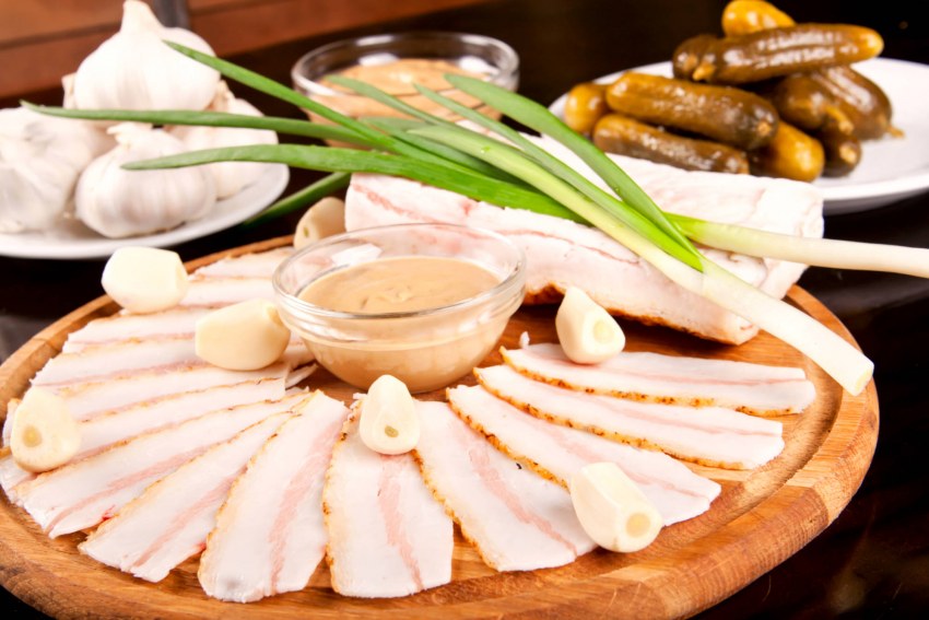 Бутерброды с селедкой и огурцом