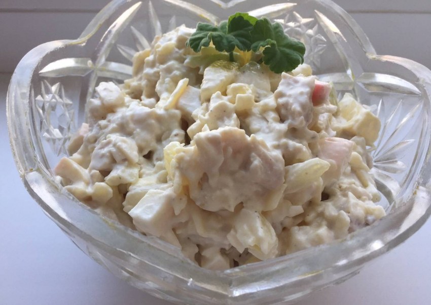 Салат с ананасом
