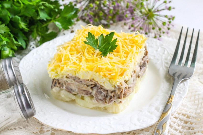 Салат с ананасом и курицей и грибами
