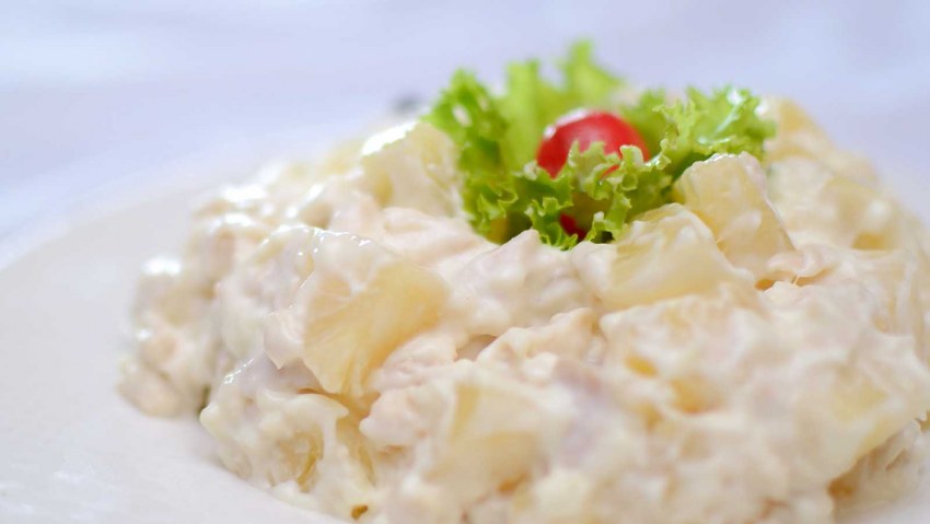 Салат курица с анананасами слоями