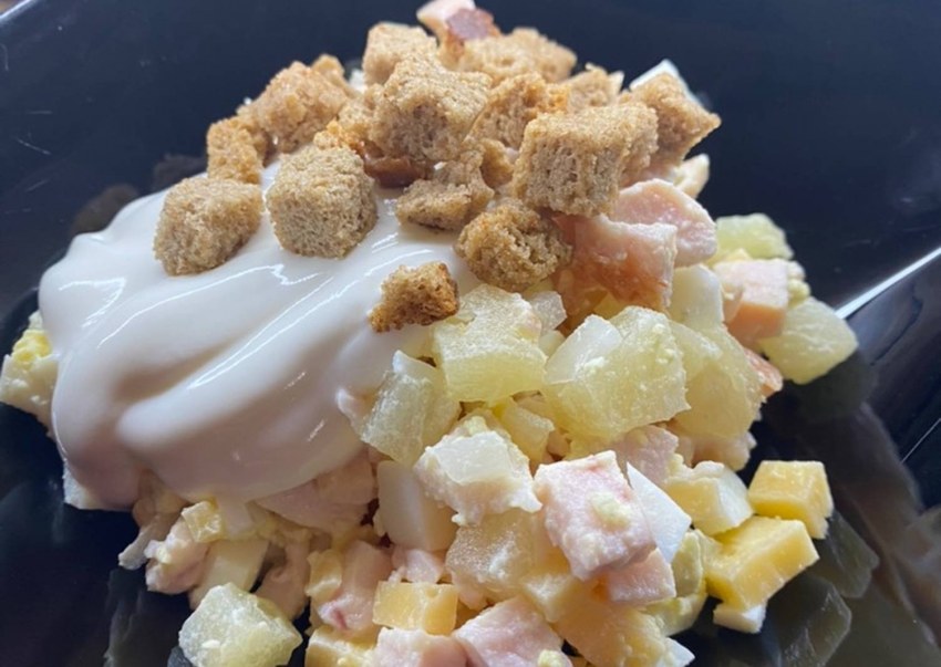 Салат с ананасом и курицей и сухариками