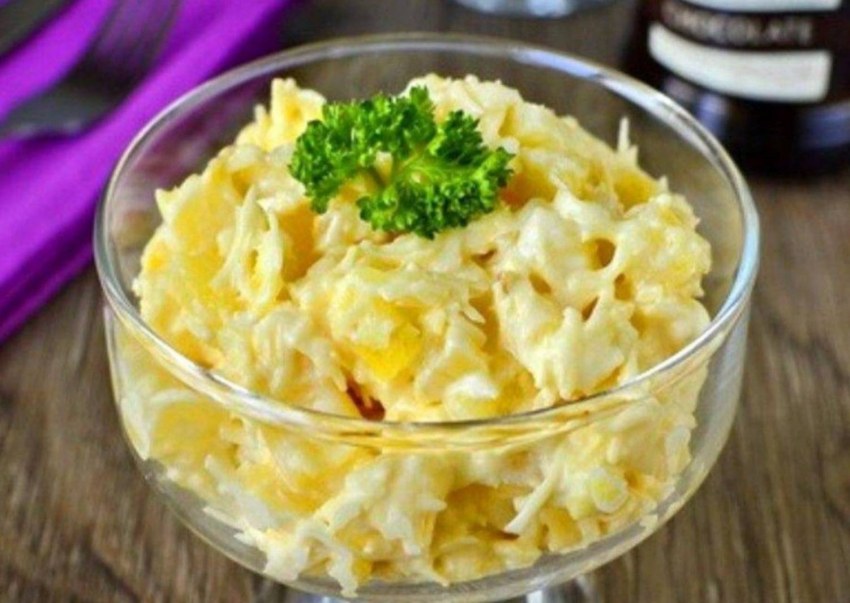 Салат из копчёной курицы с ананасами и сыром