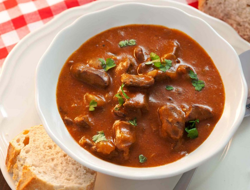Гуляш из свинины с подливкой с макаронами