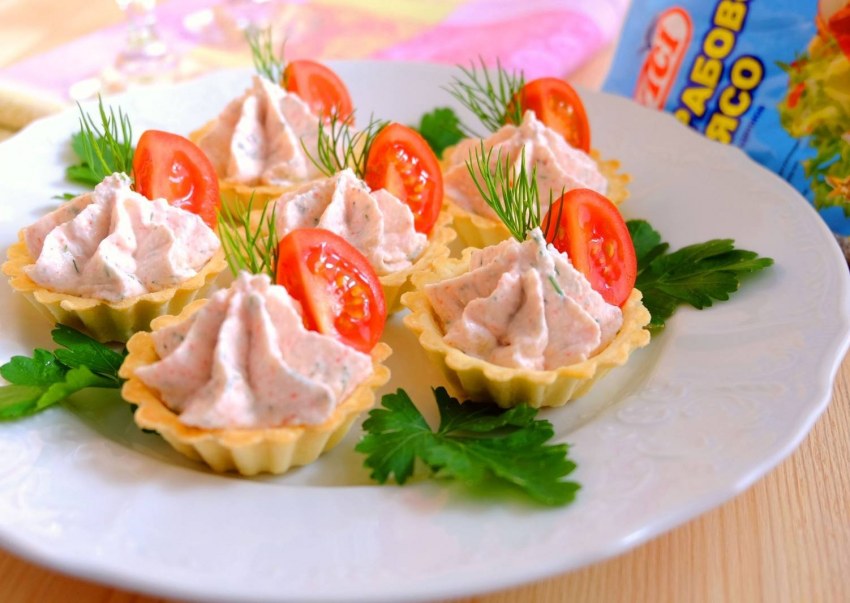 Тарталетки с крабовыми палочками и огурцом