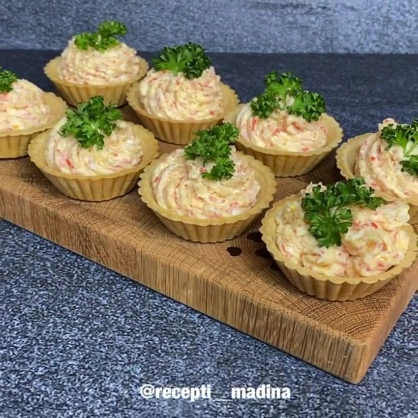Салат с чипсами и крабовыми палочками