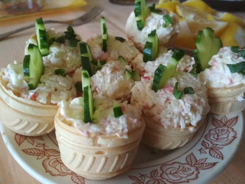 Тарталетки с крабовыми палочками