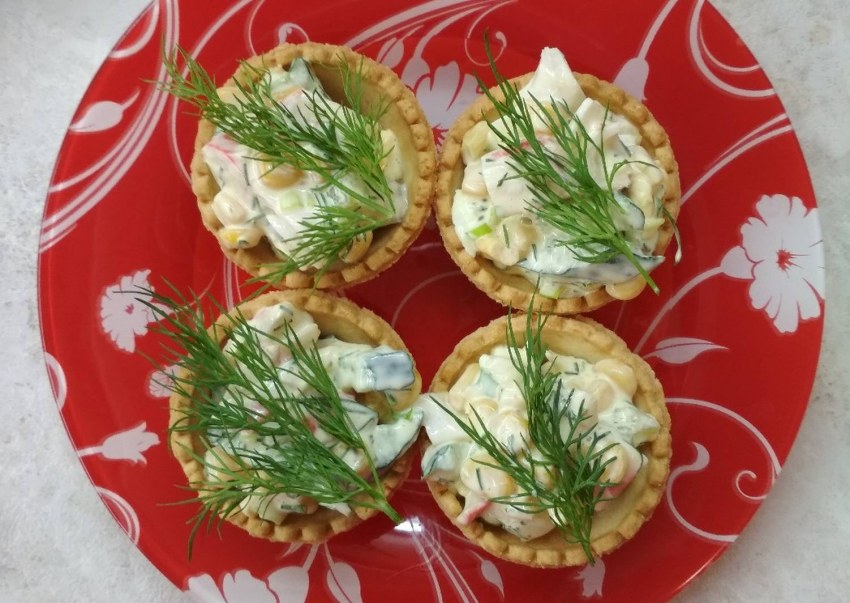 Тарталетки с куриным филе и ананасами