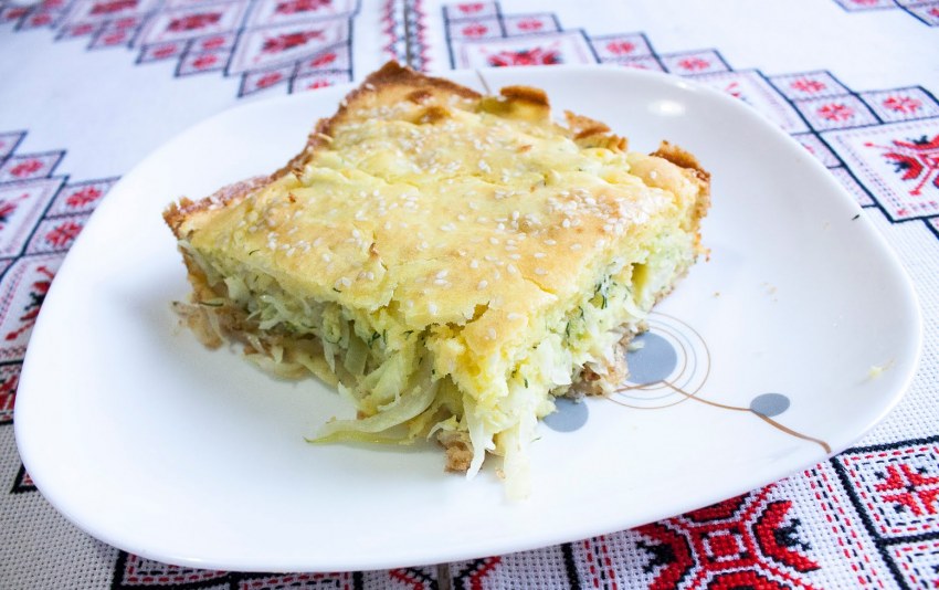 Заливной пирог с луком и яйцом на кефире