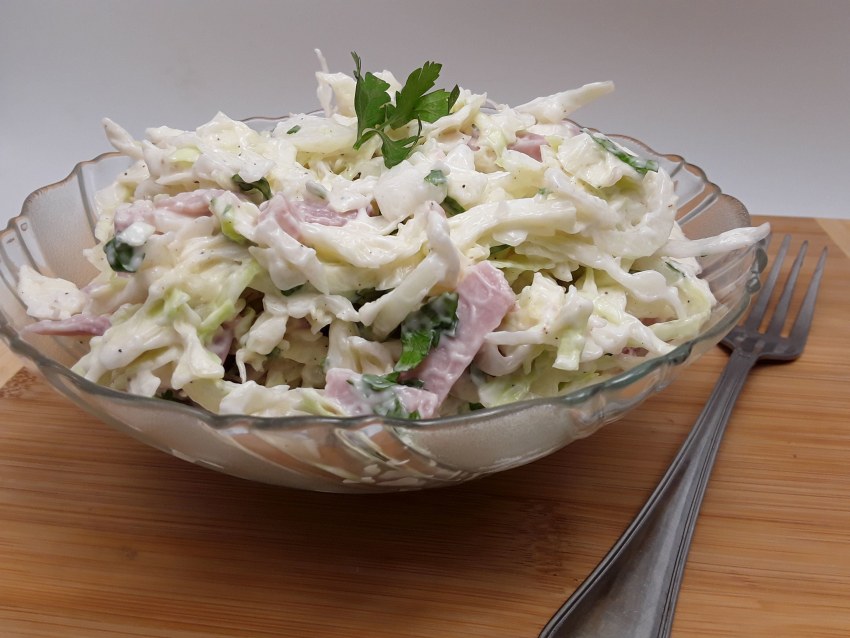 Салат с капустой и колбасой