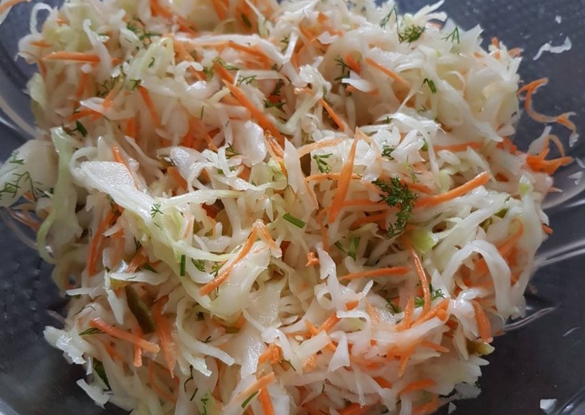 Салат из белокочанной капусты с куриной грудкой