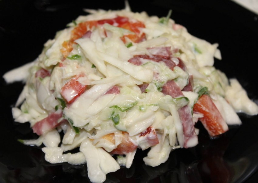 Салат с огурцом и капустой и редисом