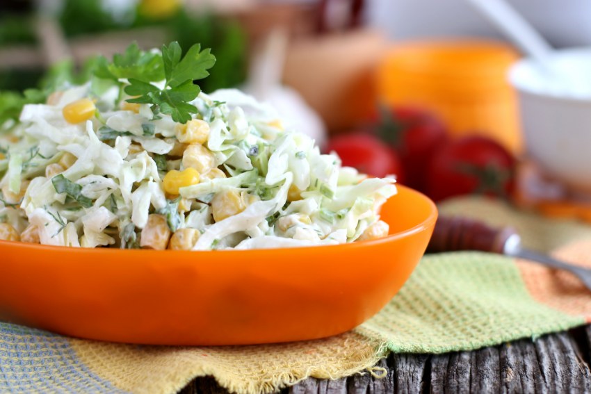 Пекинская капуста с кукурузой и огурцами