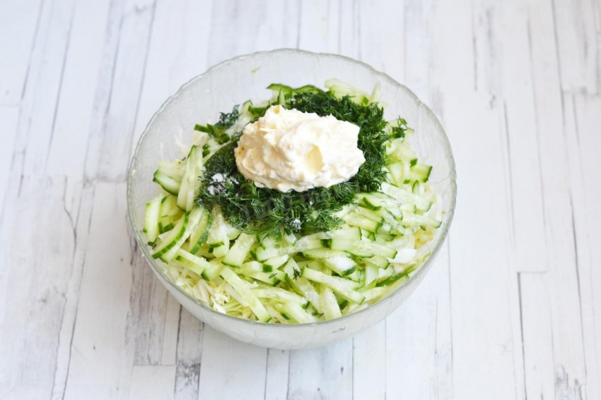 Салат со свежей капустой и кукурузой
