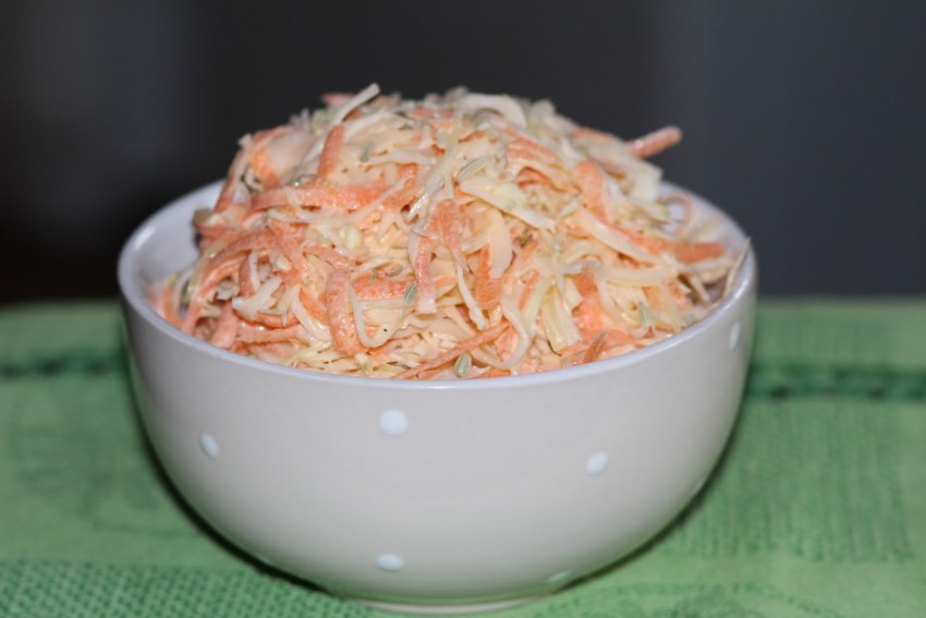 Салат из гранат ,картошки жареной,капуста свежая