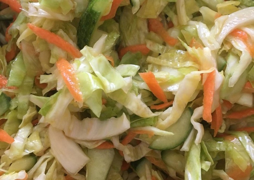 Капустный салат с горошком и морковью и луком