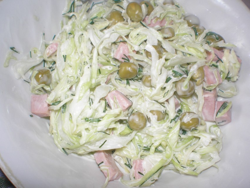 Пекинская капуста с кукурузой и огурцами