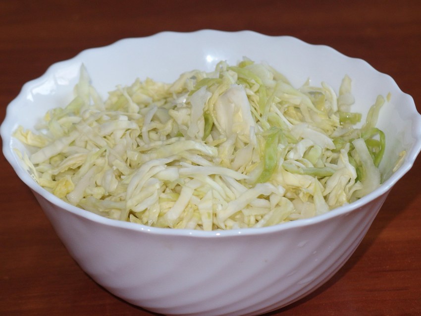 Салат из свежей капусты с огурцом